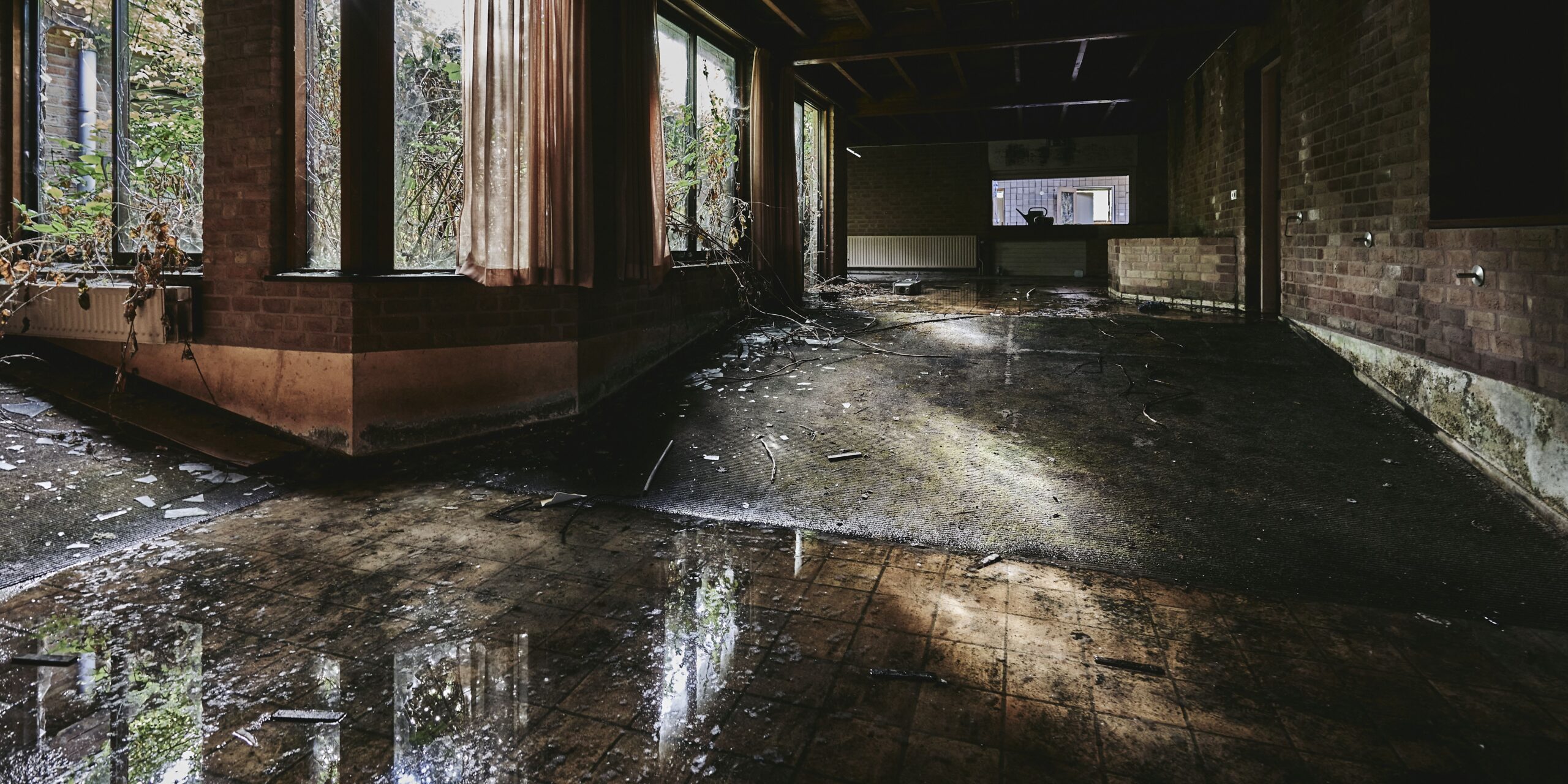 old dirty abandoned building interior dirty roo 2025 02 12 00 09 36 utcl scaled